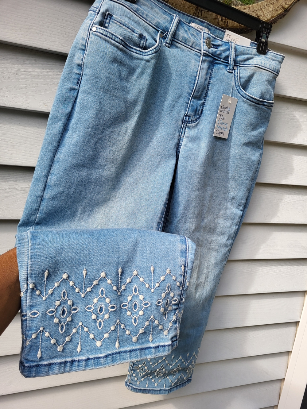 Croft & Barrow Women's Capri Jeans 8 Light Wash Blue Stretch 5-Pocket Emb Hem| 8